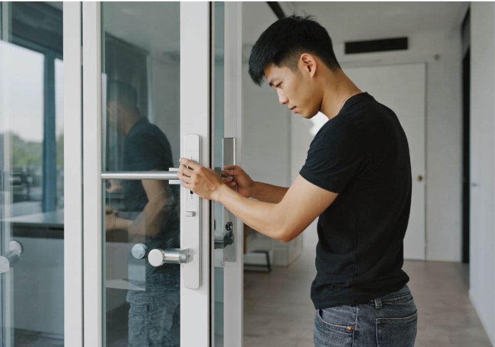 Slotenmaker vervangt meerpuntssluiting op moderne glazen deur