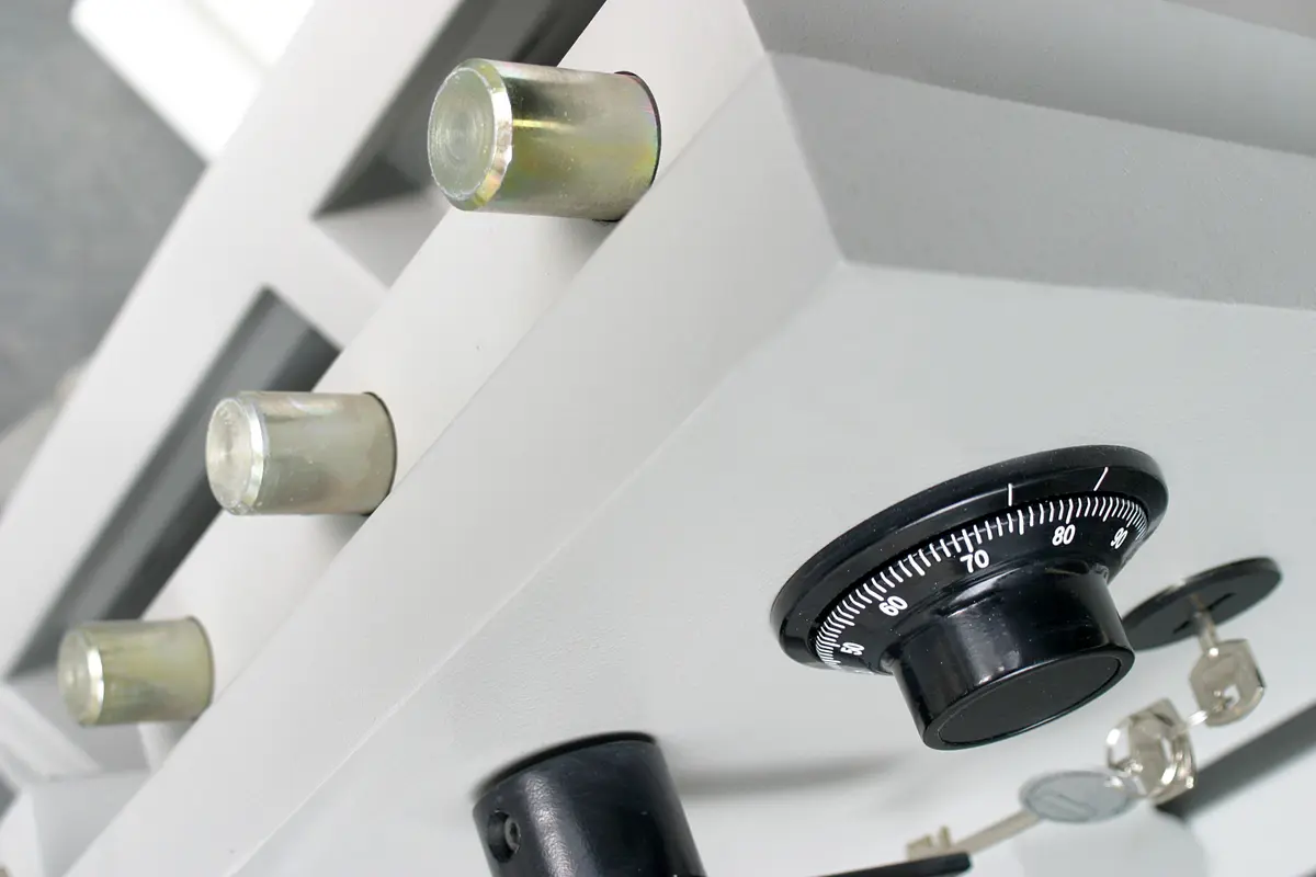 Detail van het combinatieslot van een metalen kluis in Heemstede